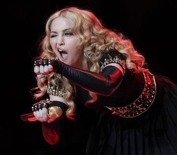 Madonna chtěla duet s Adele, nahradily ji Nicky Minaj a M.I.A. 